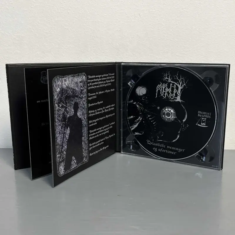 myrholt-blandede-meninger-og-aforismer-cd-digibook-inside-2048-2048-bdd50ca3-c12a-11ef-8e69-64eeb7036dfe-jpg-46628-jpg-117519-800x800.webp