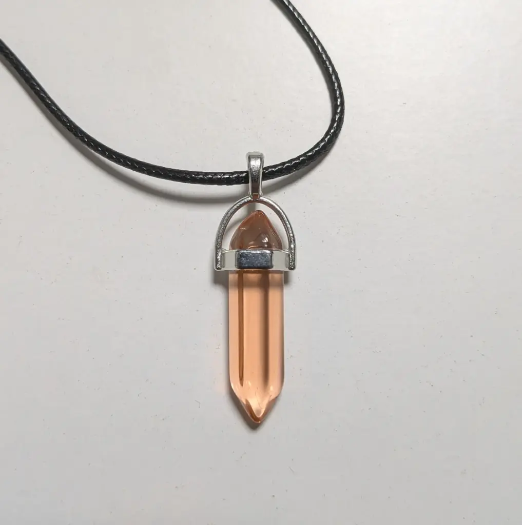 Кулон на мотузці персиковий