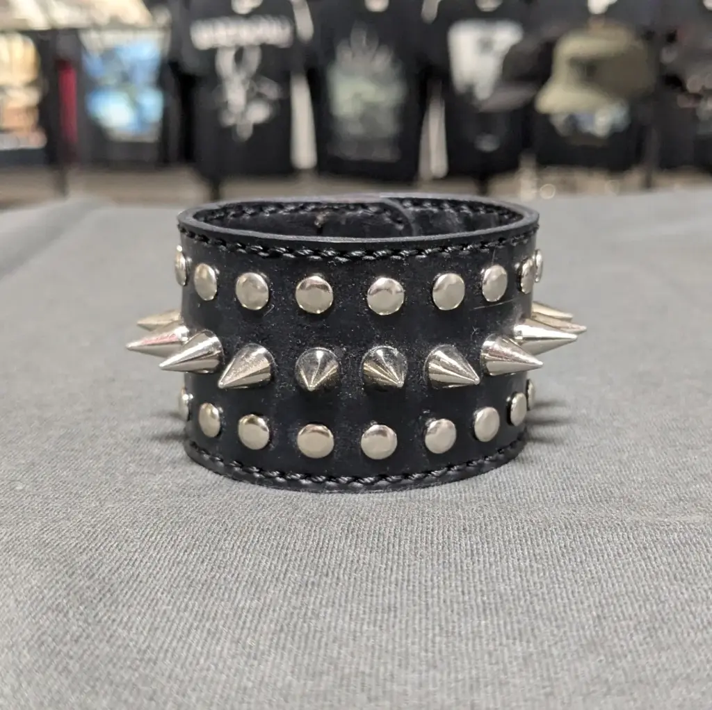 Напульсник з натуральної шкіри чоловічий з шипами та заклепками