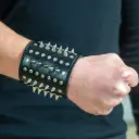 Напульсник з натуральної шкіри чоловічий з п'ятьма рядами шипів та заклепками