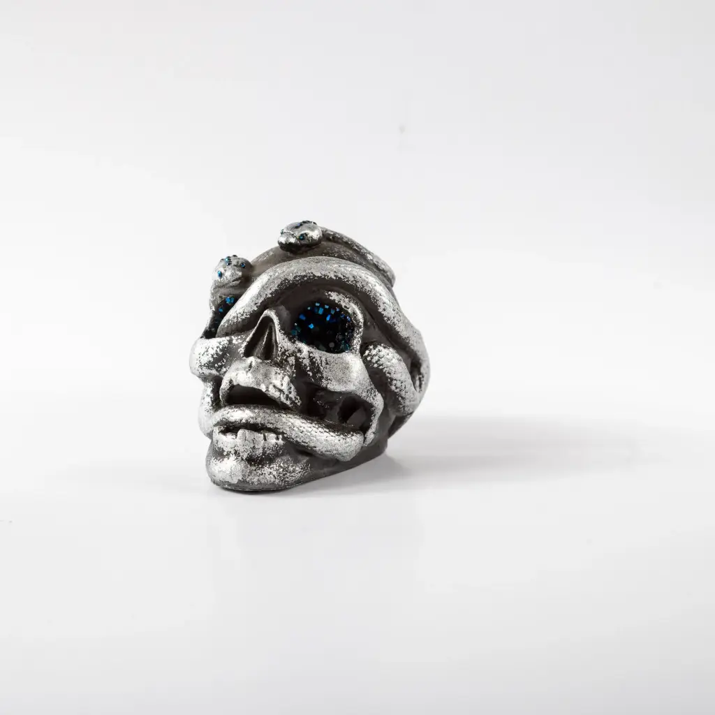 Гіпсова фігура Череп зі зміями сірий