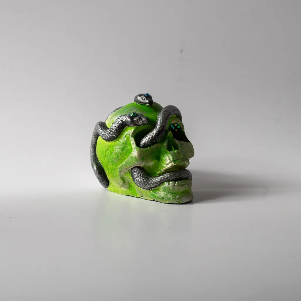 Гіпсова фігура Череп зі зміями зелений