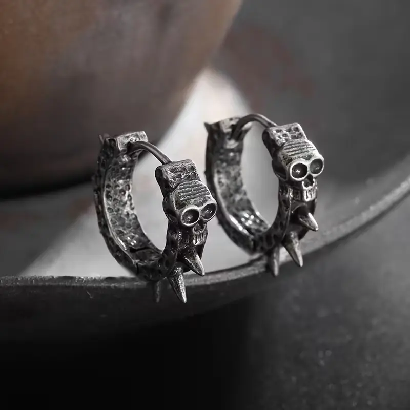 Сережки з шипами та черепами чорні