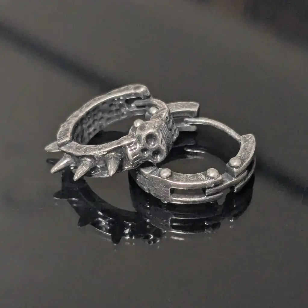 Сережки металеві з шипами та черепами чорні