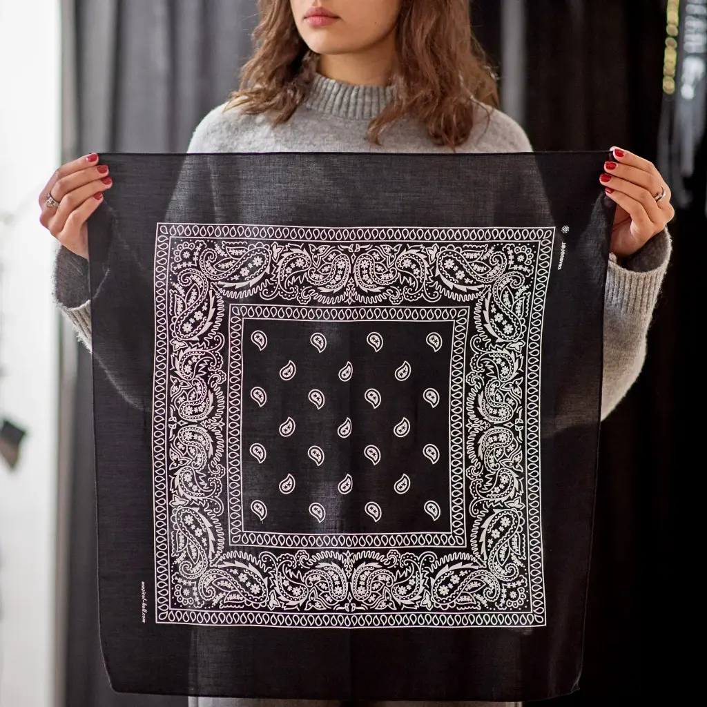 Бандана Коловорот Бута з малюнком "Турецький огірок" чорна