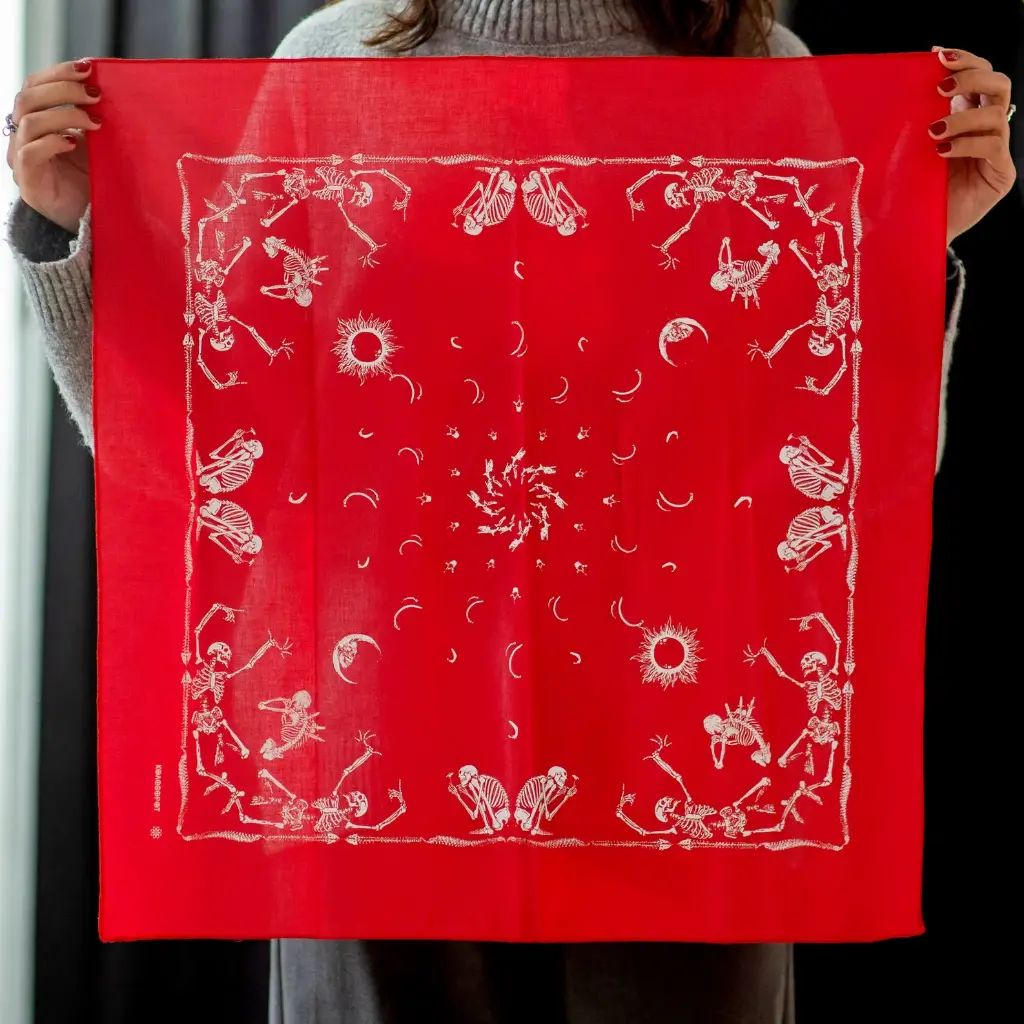 Бандана Коловорот Скелети та кістки червона
