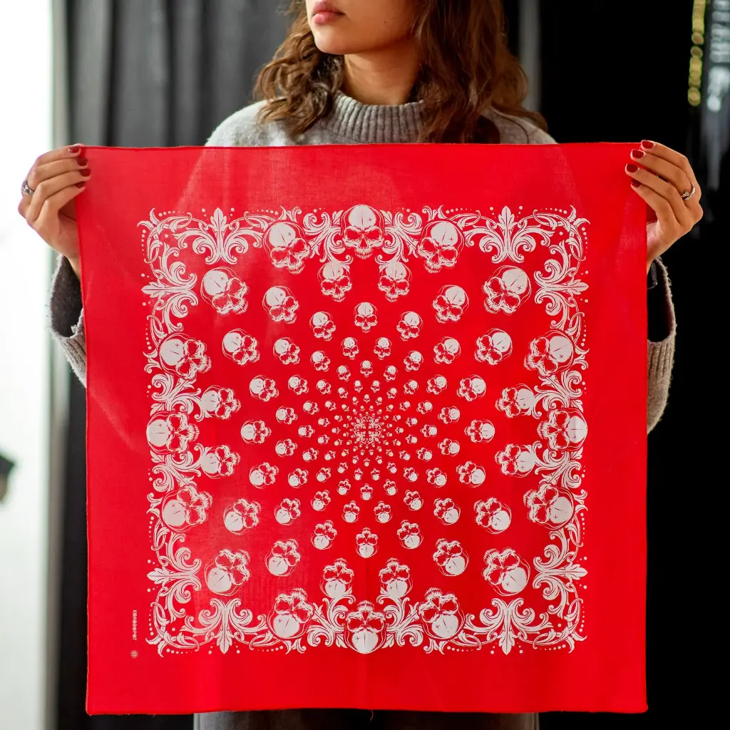 Бандана Коловорот Черепа червона