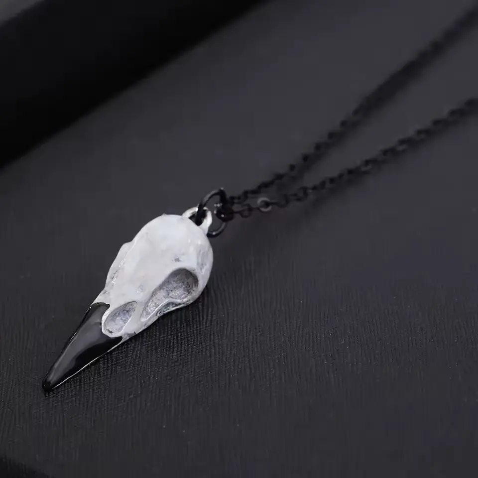 Кулон на ланцюжку Череп Ворона - Raven Skull білий