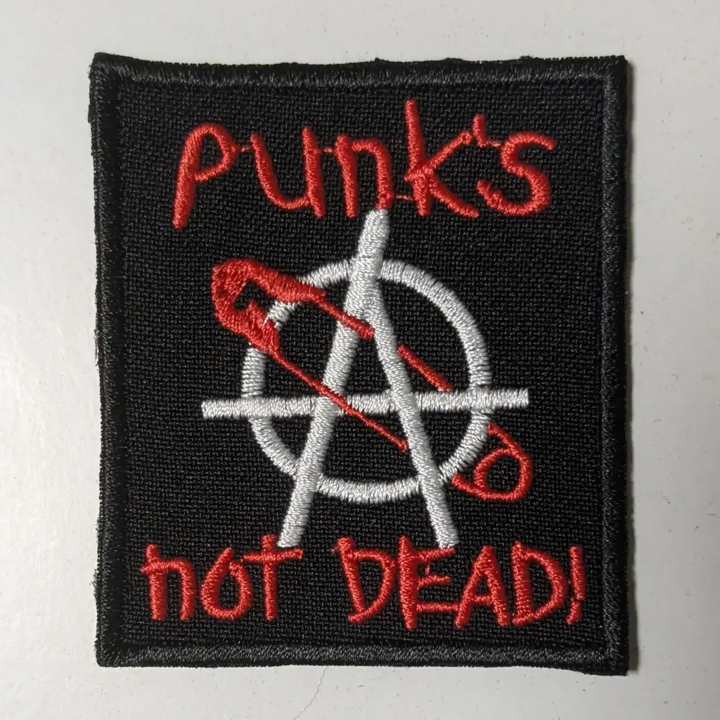 Нашивка Punks Not Dead шпилька вишита