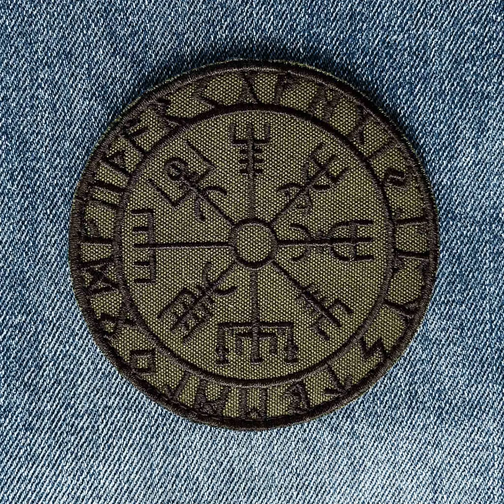 Нашивка Vegvisir у футарку чорна вишита кругла на липучці