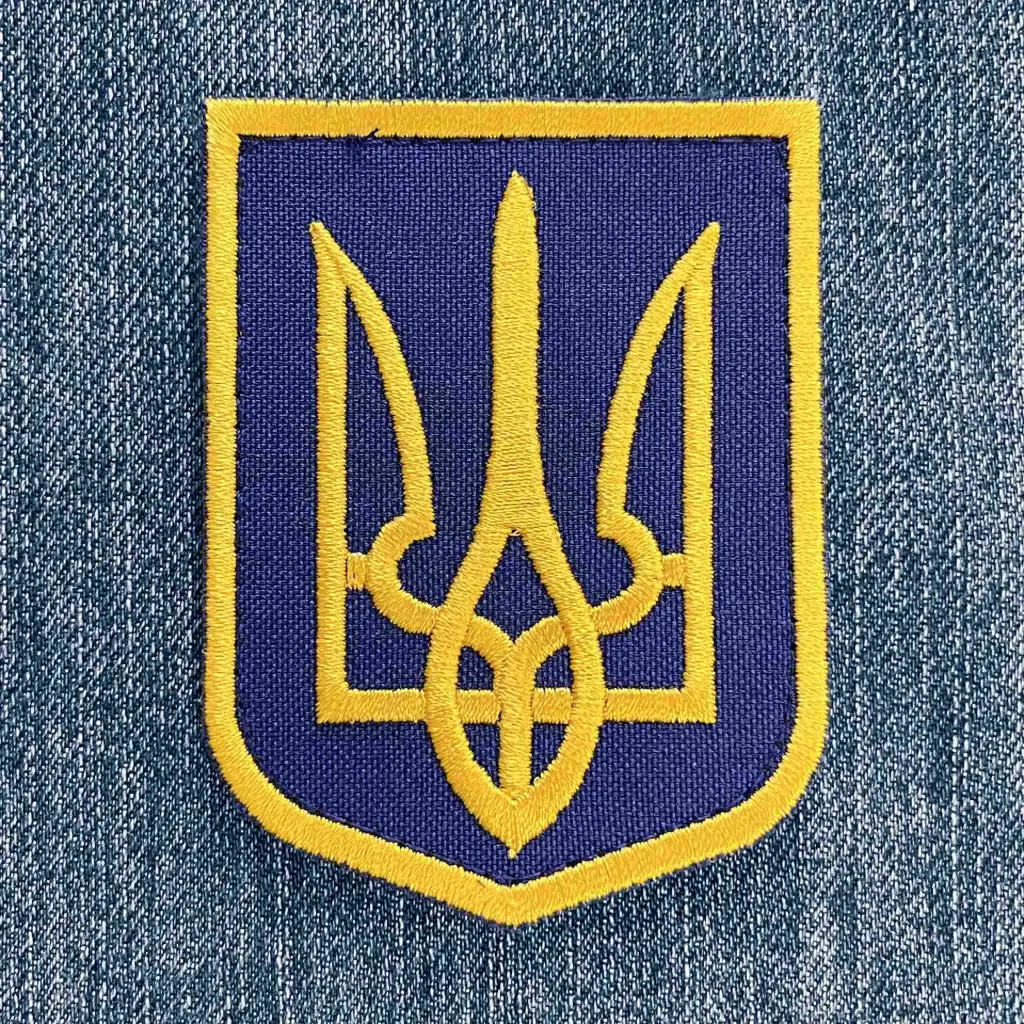Нашивка Тризуб блакитний фон вишита на липучці