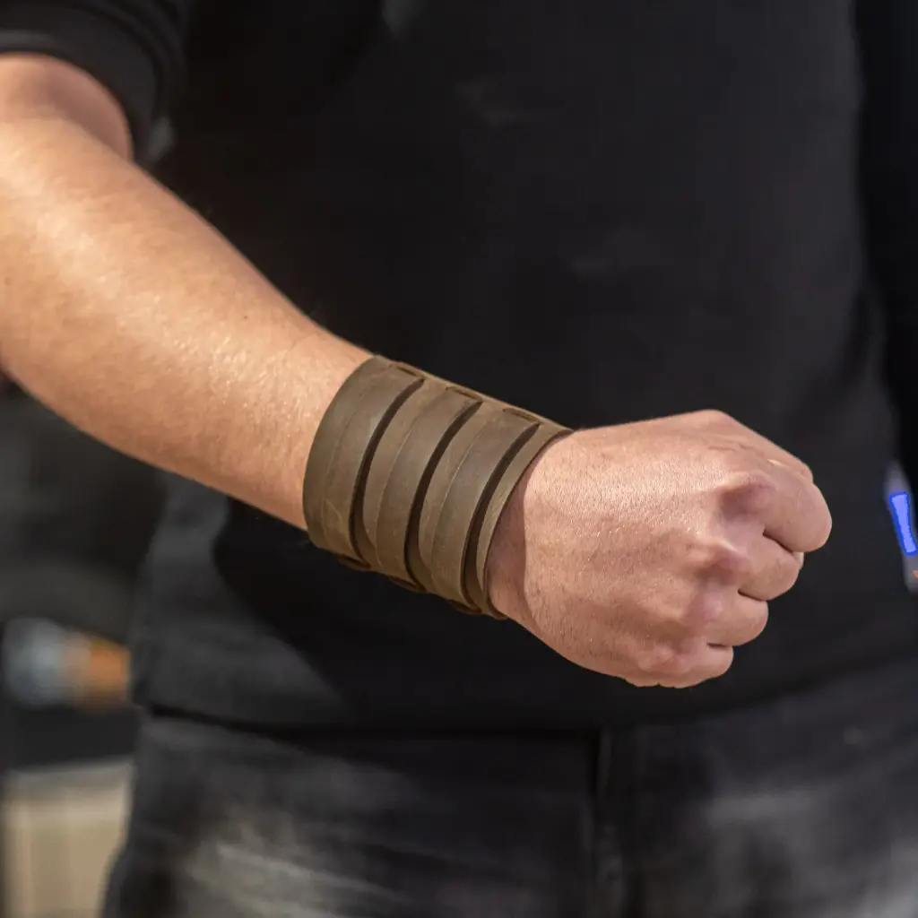 Напульсник з натуральної шкіри чоловічий з трьома ремінцями коричневий