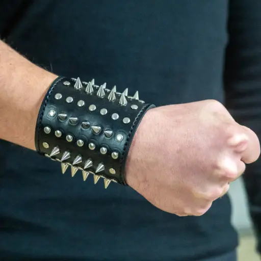 [11420] Напульсник з натуральної шкіри чоловічий з п'ятьма рядами шипів та заклепками
