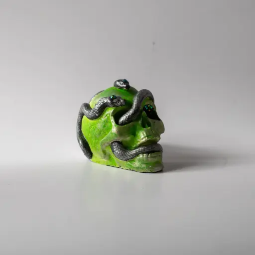 [11984] Гіпсова фігура Череп зі зміями зелений