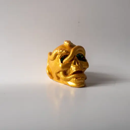 [11985] Гіпсова фігура Череп зі зміями жовтий