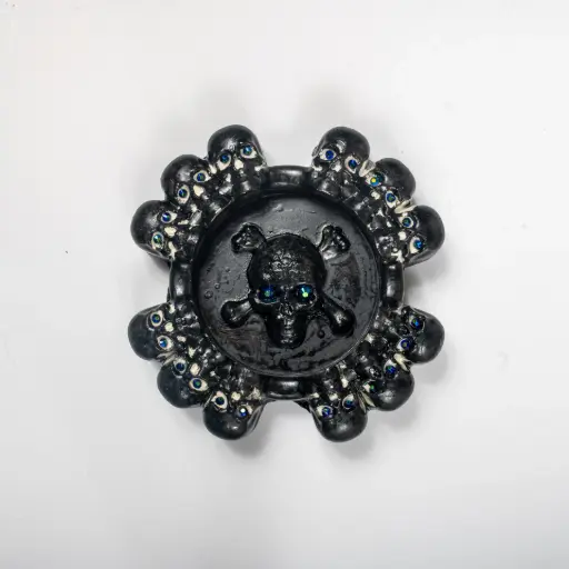 [11991] Гіпсова попільничка Черепи з синіми стразами чорна