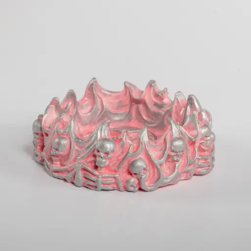 [12138] Гіпсова попільничка Полум'я з кістками та черепами сріблясто-рожева