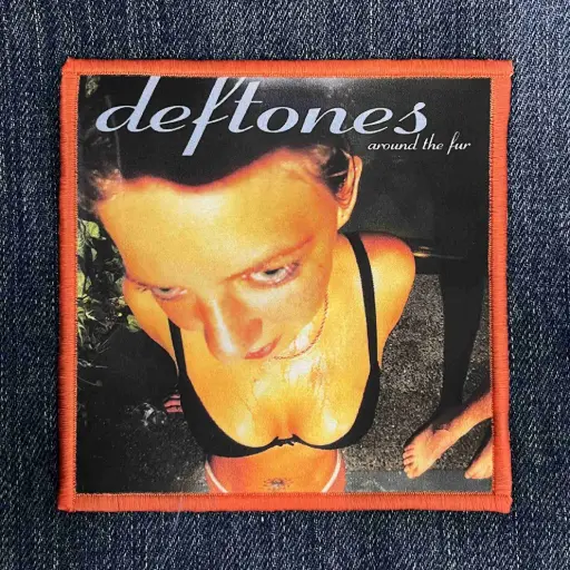[16522] Нашивка Deftones - Around The Fur друкована червона кайма