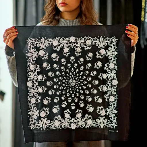 [140] Бандана Коловорот Черепа чорна
