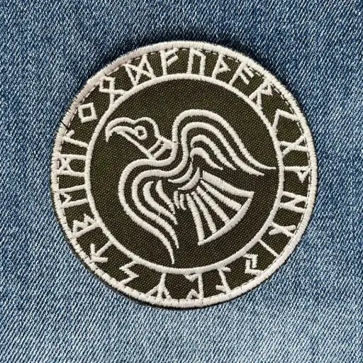 [1387] Нашивка Odin's Raven у футарку біла вишита кругла на липучці