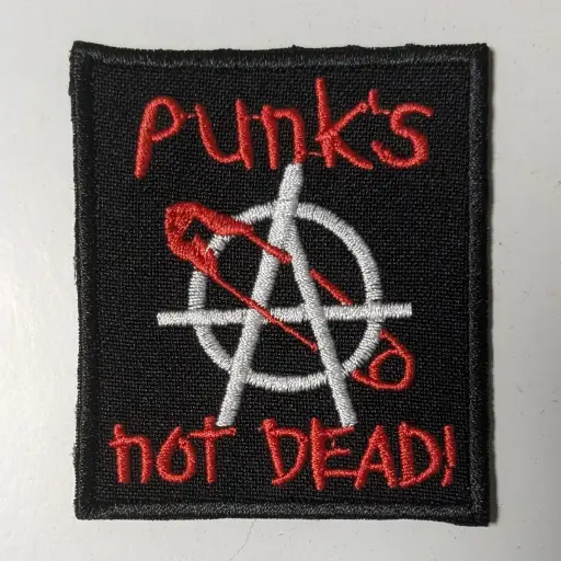 [435] Нашивка Punks Not Dead шпилька вишита