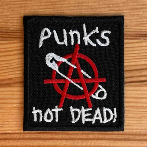 [435] Нашивка Punks Not Dead шпилька вишита
